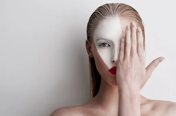 No tengas miedo de mostrarte. Foto de una hermosa mujer con pintura facial y lápiz labial rojo sobre un fondo liso. —  Fotos de Stock