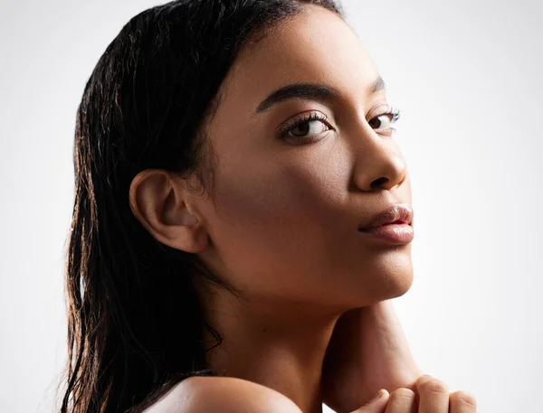 Ella balancea esa confianza. Retrato recortado de una atractiva joven posando en el estudio sobre un fondo gris. — Foto de Stock