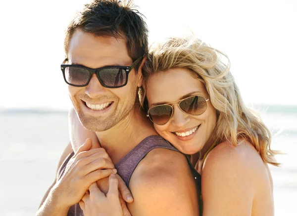 Un mare d'amore. Primo piano di una coppia che posa intimamente sulla spiaggia. — Foto Stock