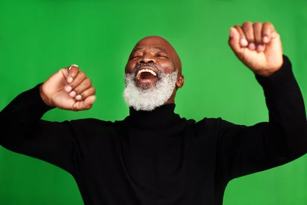 Im Leben mein bestes Leben. Schnappschuss eines älteren Mannes, der vor grünem Hintergrund tanzt. — Stockfoto
