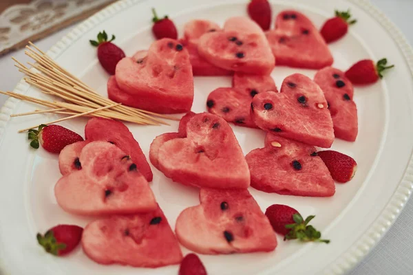 Gesund und voller Herz. Hochwinkelaufnahme von Wassermelone in Herzform geschnitten auf einem Tisch bei einer Teeparty im Inneren. — Stockfoto