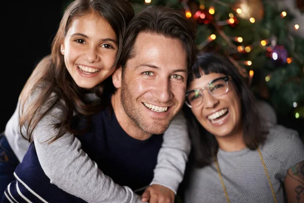 Ez a kedvenc időszakom az évben. Egy boldog lányról készült felvétel a szüleivel karácsonykor.. — Stock Fotó