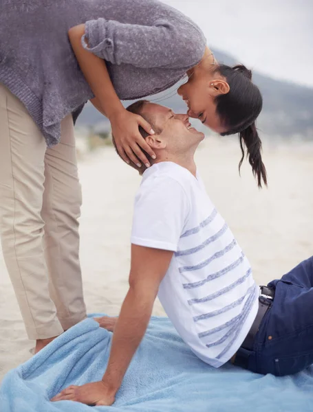 Τον αιφνιδίασα με ένα φιλί. Πυροβόλησε μια νεαρή γυναίκα που φιλούσε το αγόρι της στην παραλία.. — Φωτογραφία Αρχείου