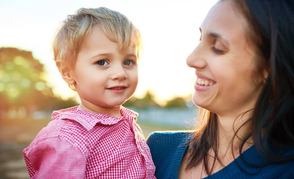 De zoete onschuld van de kindertijd. Portret van een kleine jongen hechting met zijn moeder buiten. — Stockfoto