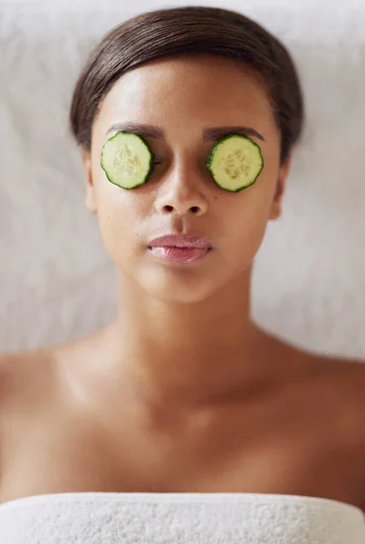 Today is for being pampered. Shot of a beautiful young woman at the beauty spa. — Stock Photo, Image
