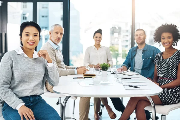 Las grandes mentes piensan igual. Retrato de un grupo de colegas sentados juntos en una sala de juntas. —  Fotos de Stock