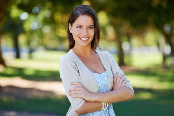 Il paradiso della maturità. Ritratto di una bella giovane donna che si gode una giornata al parco. — Foto Stock