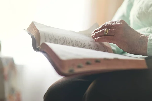 La fede viene prima. Primo piano di una donna irriconoscibile che legge una bibbia. — Foto Stock