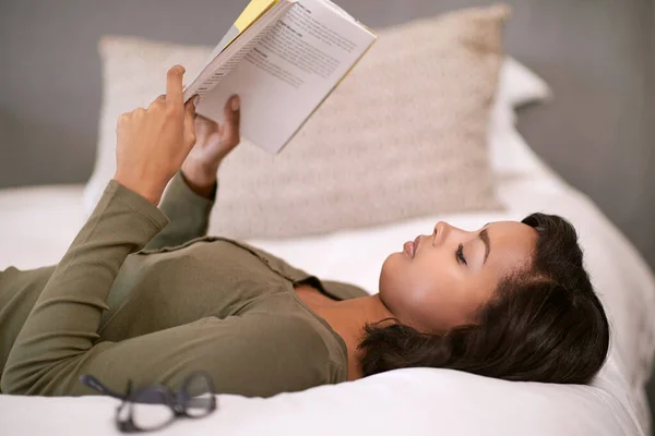 少睡，多读书。被躺在床上看书的年轻女人枪击中. — 图库照片