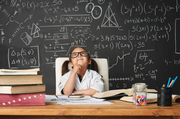 Ieder kind is ergens een genie in. Shot van een academisch begaafd jong meisje werken in haar klas. — Stockfoto