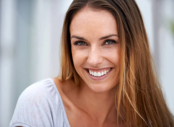 Usmívání může být nakažlivé. Portrét krásné ženy usmívající se do kamery. — Stock fotografie