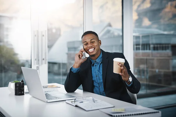 Sa tutto sugli affari. Un bel giovane uomo d'affari che parla al cellulare mentre lavora in un ufficio.. — Foto Stock