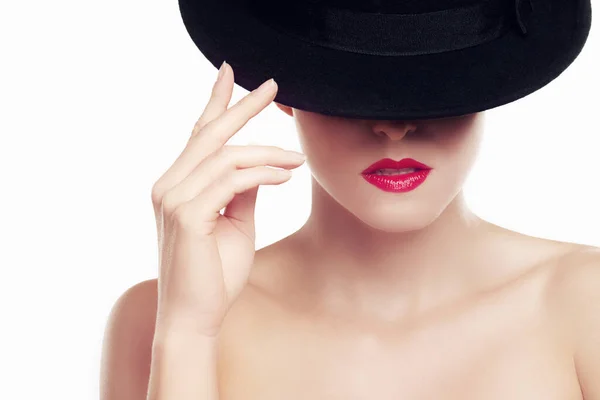 Gedurfde stijl. Schoonheidsfoto van een jonge vrouw met een hoed en rode lippenstift. — Stockfoto