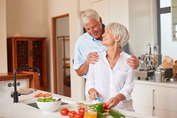 Hun keuken is gekruid met liefde. Opname van een stel dat een maaltijd klaarmaakt in de keuken. — Stockfoto