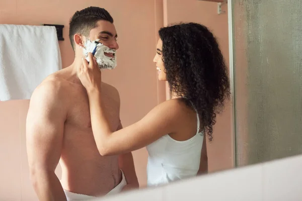 제가 해 보죠. 욕실에서 남자 친구의 얼굴을 면도 하고 있는 젊은 여자의 사진. — 스톡 사진