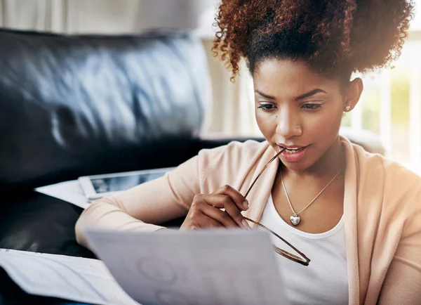¿Cómo es mi progreso financiero? Fotografía de una joven revisando su papeleo en casa. — Foto de Stock