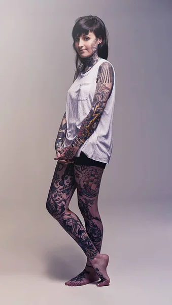 Hermoso arte corporal. Captura de estudio de una joven cubierta de tatuajes. — Foto de Stock