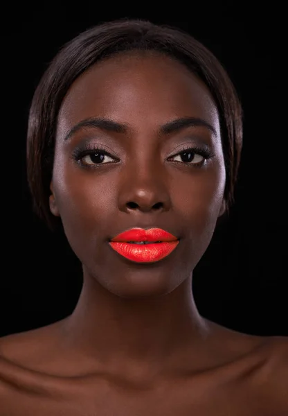 Repare em mim. Retrato recortado de uma jovem mulher africana atraente com lábios vermelhos brilhantes. — Fotografia de Stock