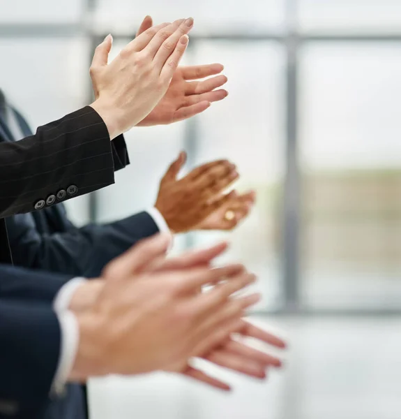 Presentasi yang luar biasa. Tembakan jarak dekat dari sekelompok eksekutif bertepuk tangan sambil berdiri berurutan di sebuah kantor. — Stok Foto