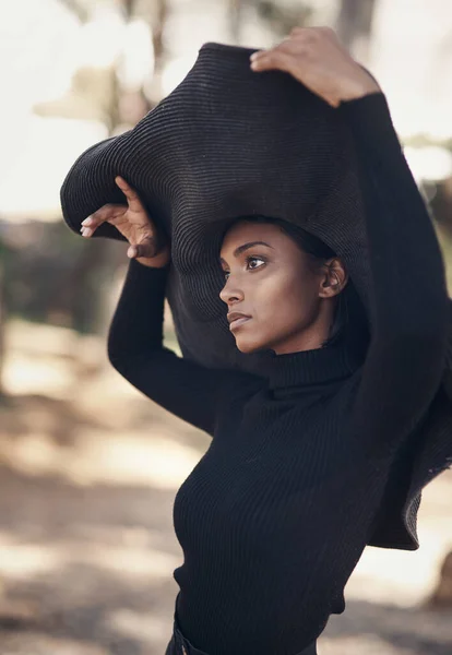 Um chapéu de mulher deve falar muito. Tiro de uma mulher jovem na moda posando contra um fundo de natureza. — Fotografia de Stock