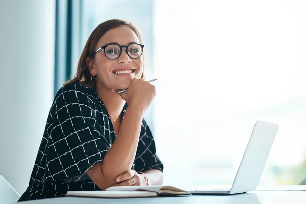 Het is een gloeilamp moment. Gesneden portret van een gelukkige jonge zakenvrouw werken op een laptop in een kantoor. — Stockfoto