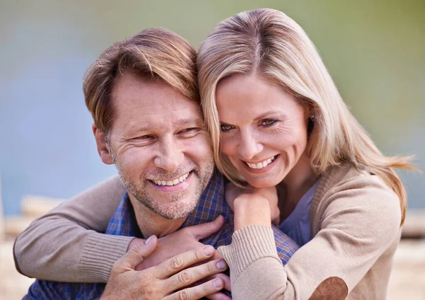 Jij bent mijn nummer één. Een liefdevol getrouwd stel geniet van een moment op de steiger bij het meer. — Stockfoto