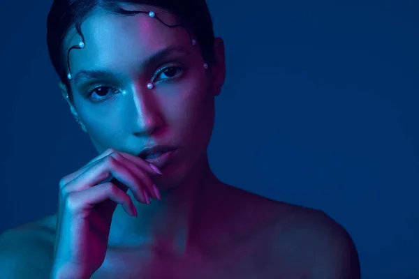 Georgeously glamourosa. Retrato recortado de uma jovem atraente posando em estúdio contra um fundo azul. — Fotografia de Stock