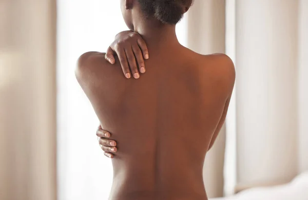 Ik heb mijn eigen rug als het gaat om het verzorgen van mijn lichaam. Rearview shot van een jonge vrouw poseren topless. — Stockfoto