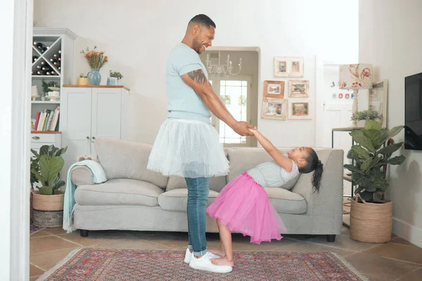 No tak, tati, tancuj. Celá délka záběr rozkošné holčičky sbližování se svým otcem při tanci s ním v obývacím pokoji. — Stock fotografie