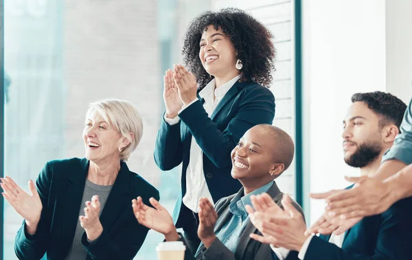 Bien hecho. Fotografía de un grupo diverso de empresarios celebrando un éxito durante una reunión en la oficina. — Foto de Stock