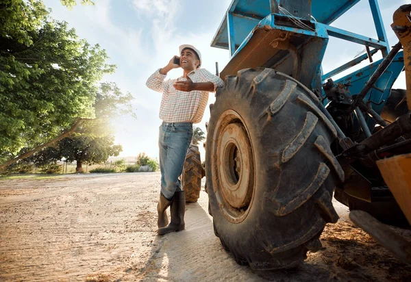 Budu moct prodat tohle a mnoho dalších. Zastřelen mladého muže, jak mluví na mobilu, když pracuje na farmě. — Stock fotografie