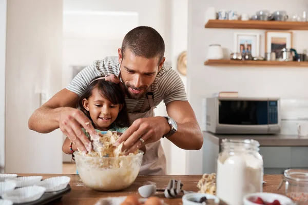 烘焙使我们大家都能看到艺术家.拍到一个年轻人和他的小女儿在家里烘烤的照片. — 图库照片