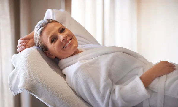 Verjüngt im Wellness-Center. Schnappschuss einer Frau in einem Day-Spa, die sich auf einer Massageliege entspannt. — Stockfoto