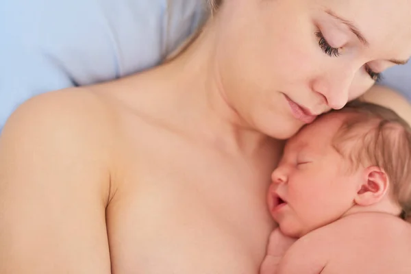 Hace que mi corazón se derrita. Foto de una hermosa madre joven y su bebé recién nacido durmiendo en una cama de hospital juntos. — Foto de Stock