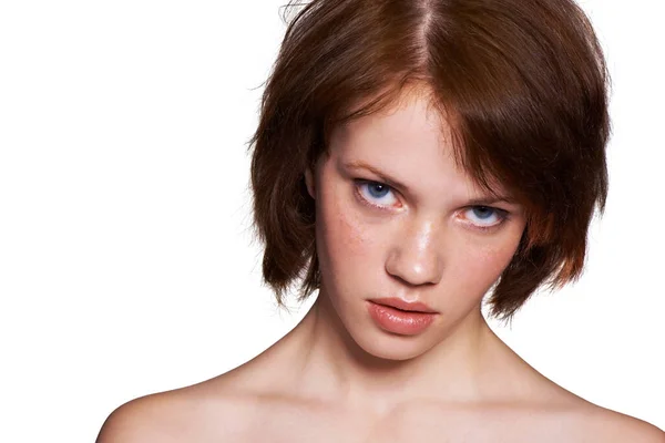 Beleza com uma borda. Retrato de close-up de um modelo jovem isolado em branco. — Fotografia de Stock
