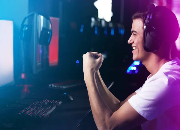 Spielen, um zu gewinnen. Aufnahme eines jungen Mannes, der beim Computerspielen jubelt. — Stockfoto