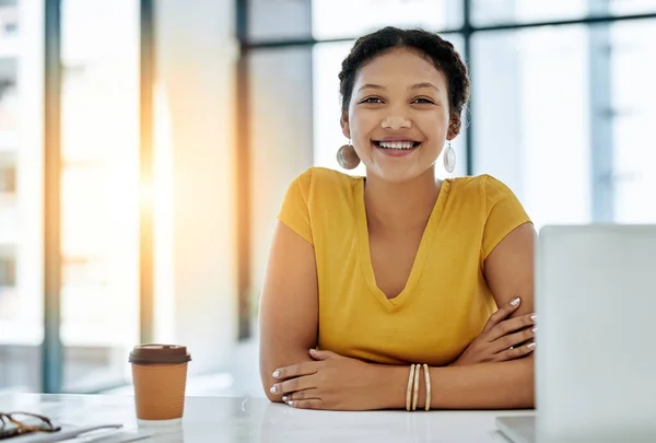 Hon har självförtroende och potential att utmärka sig. Porträtt av en självsäker ung designer som arbetar på ett kontor. — Stockfoto