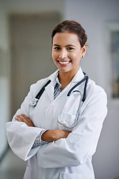 君の健康は私の幸せだ。明るい若い医者の肖像画彼女の腕を横断. — ストック写真