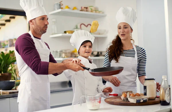 Μέτρα τις αναμνήσεις όχι τις θερμίδες. Φωτογραφία τριμελούς οικογένειας να ψήνεται μαζί στην κουζίνα. — Φωτογραφία Αρχείου