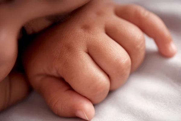 Zwijg kleine baby. Shot van een schattige baby jongen slapen rustig op het bed thuis. — Stockfoto