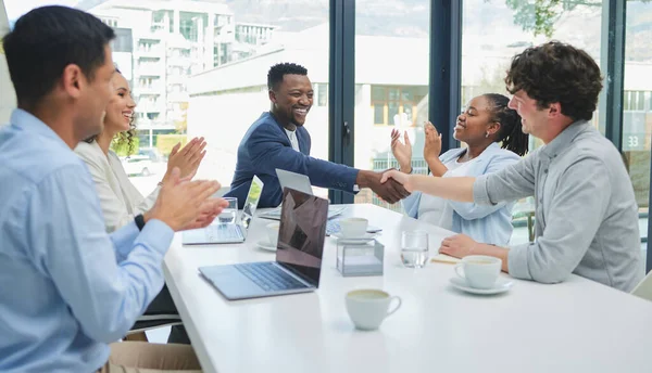 Juntos hacen grandes cosas. Disparo de un joven empresario estrechando la mano con un compañero de equipo. — Foto de Stock