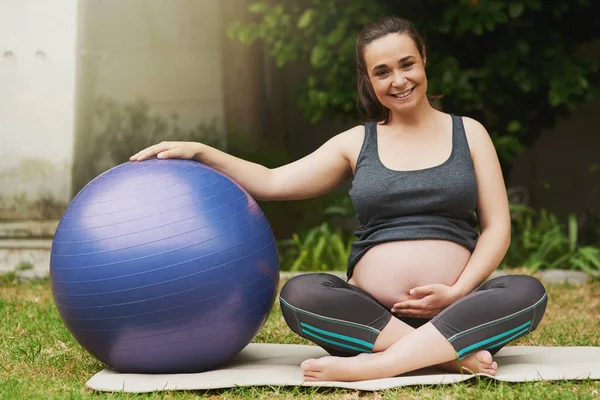 Fitness es la mejor amiga de las madres. Retrato de cuerpo entero de una atractiva joven embarazada que hace ejercicio al aire libre. — Foto de Stock