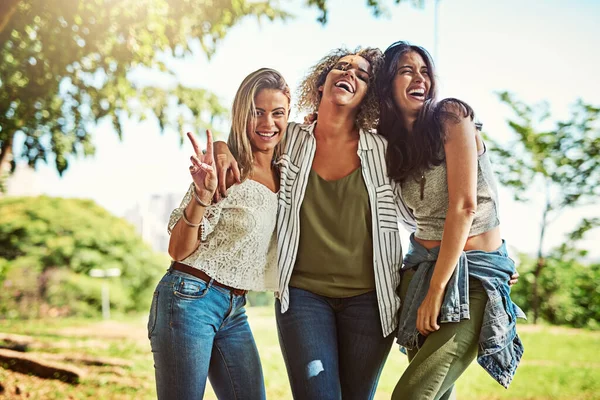 Meisjes dag uit is zo 'n geweldige dag geweest. Portret van een groep vrienden die buiten met elkaar verbonden zijn. — Stockfoto