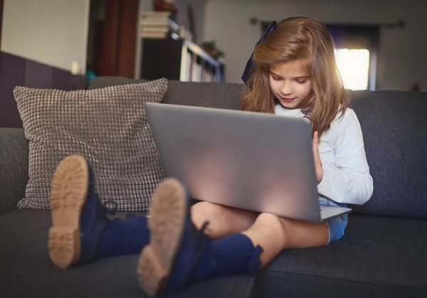 Per i vostri bambini arricchimento educativo.... Colpo di adorabili bambini che utilizzano la tecnologia wireless a casa. — Foto Stock