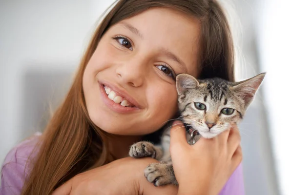 Können wir ihn behalten? Ein glückliches junges Mädchen hält ein Kätzchen liebevoll. — Stockfoto