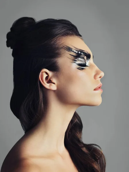Makyajı yaratıcılık için bir araç olarak düşün. Göz makyajı yapan çekici bir genç kadının stüdyo fotoğrafı.. — Stok fotoğraf