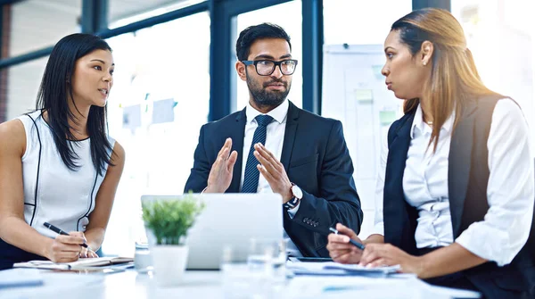 Porter leurs idées à la vie.... Coup de projectile recadré d'un groupe de jeunes gens d'affaires ayant une discussion tout en travaillant dans un bureau moderne. — Photo