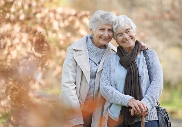 Naše přátelství přechází od síly k síle. Dvě starší ženy stojí spolu a usmívají se. — Stock fotografie