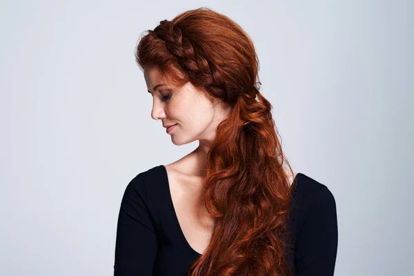 Beleza de conto de fadas. Estúdio tiro de uma jovem mulher com belo cabelo vermelho posando contra um fundo cinza. — Fotografia de Stock