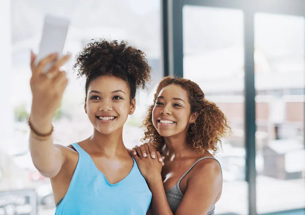 Post selfies de yoga. Fotografía recortada de dos mujeres jóvenes tomando una selfie después de la clase de yoga. — Foto de Stock